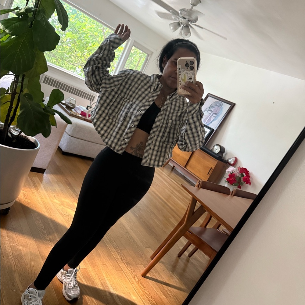 Checkered Button-Up Cropped blouse - Picture 4 of 8